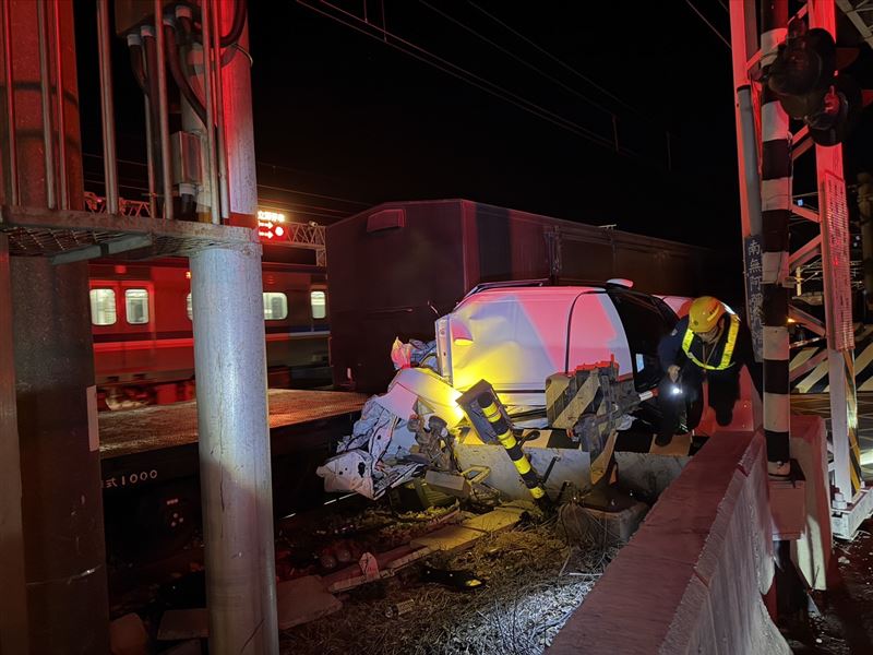 台鐵一名蘇姓副站長，3月11日早退，還開車闖平交道，造成列車事故。（圖／翻攝畫面）