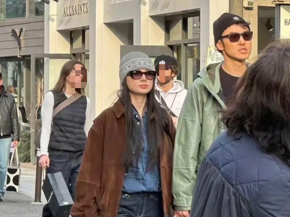 阮經天（右）和女友甜蜜約會。（圖／翻攝會火微博）