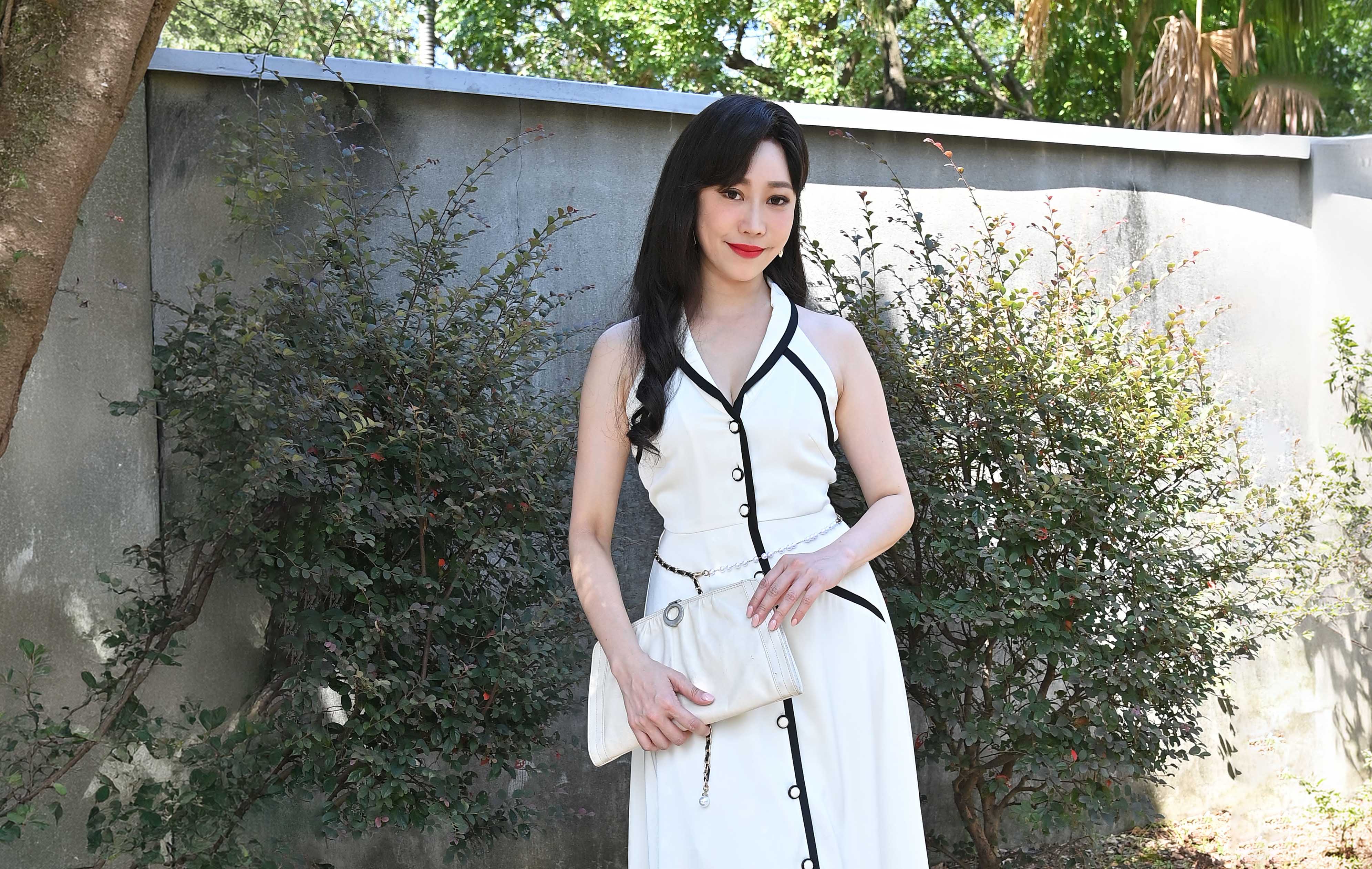 黃露瑤飾演一名酒吧老闆娘。(圖/台視提供)