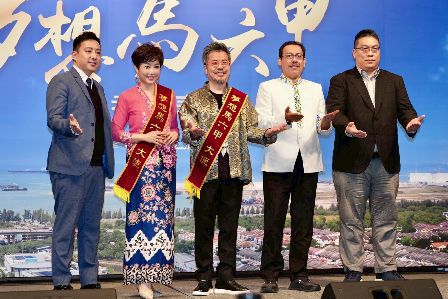 記者會上黃國倫、寇乃馨大方分享投資房地產的經驗。(圖/記者陳明中攝)