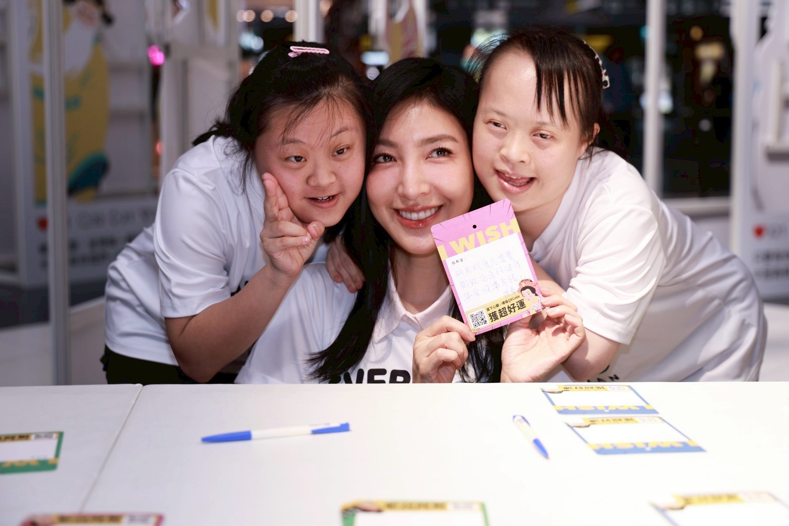 楊謹華（中）和唐寶寶開心互動。（圖／記者許方正攝）