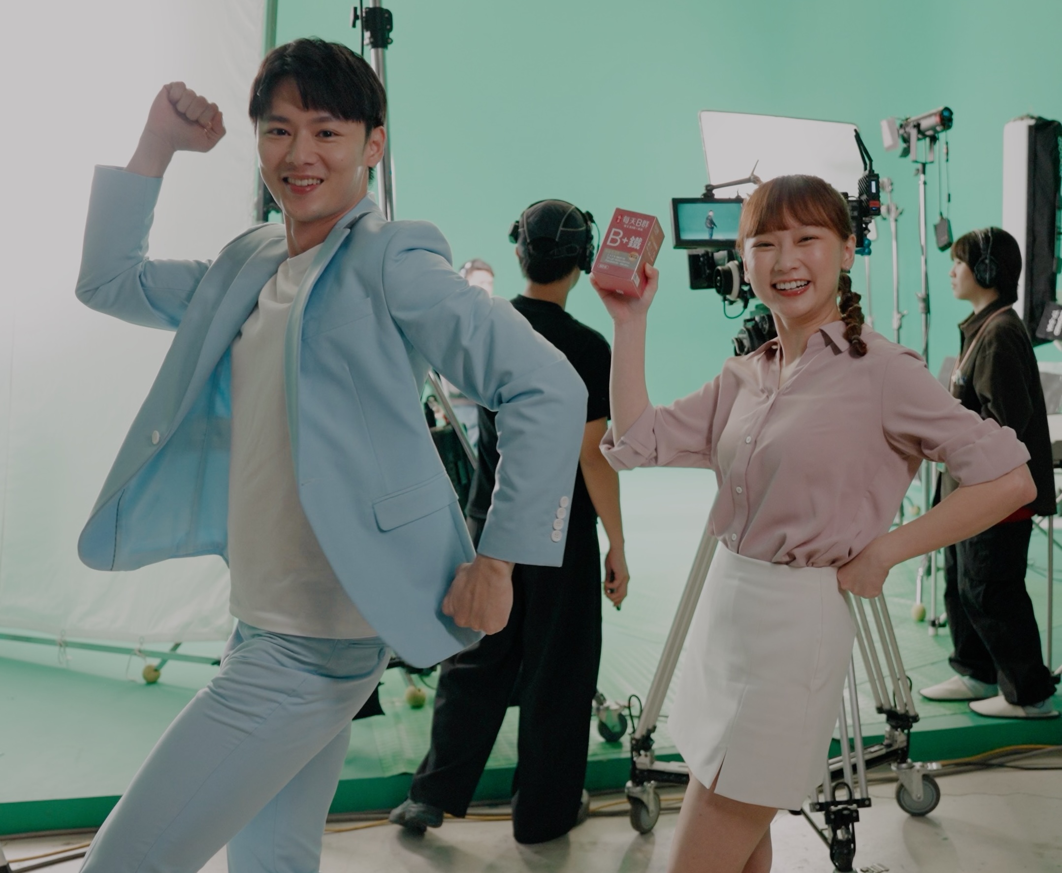 羅子惟與吳鈺萱為「娘家每天 B 群」拍攝新形象廣告。（圖／娘家提供）