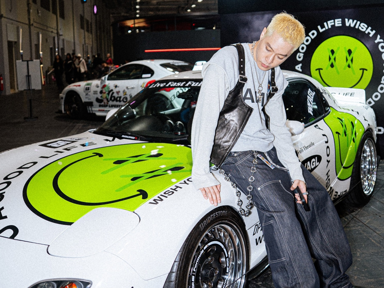 周湯豪訂製跑車。（圖／環球音樂提供）