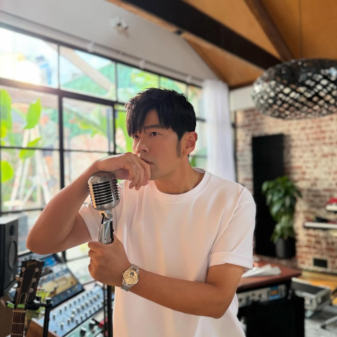 外界對於周杰倫的新專輯,褒貶不一。(圖/翻攝自周杰倫IG)