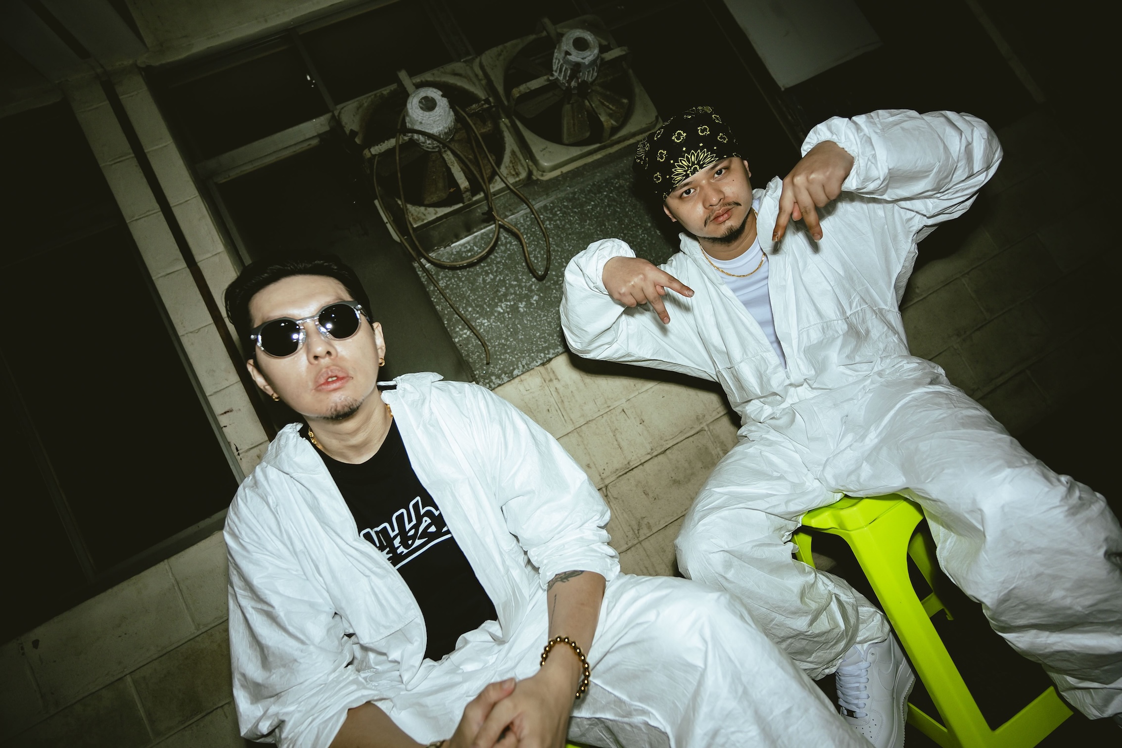 饒舌歌手Asiaboy禁藥王（左）發行首張個人專輯《猛虎下山》；右為蛋堡。（圖／繹琛有限公司提供）