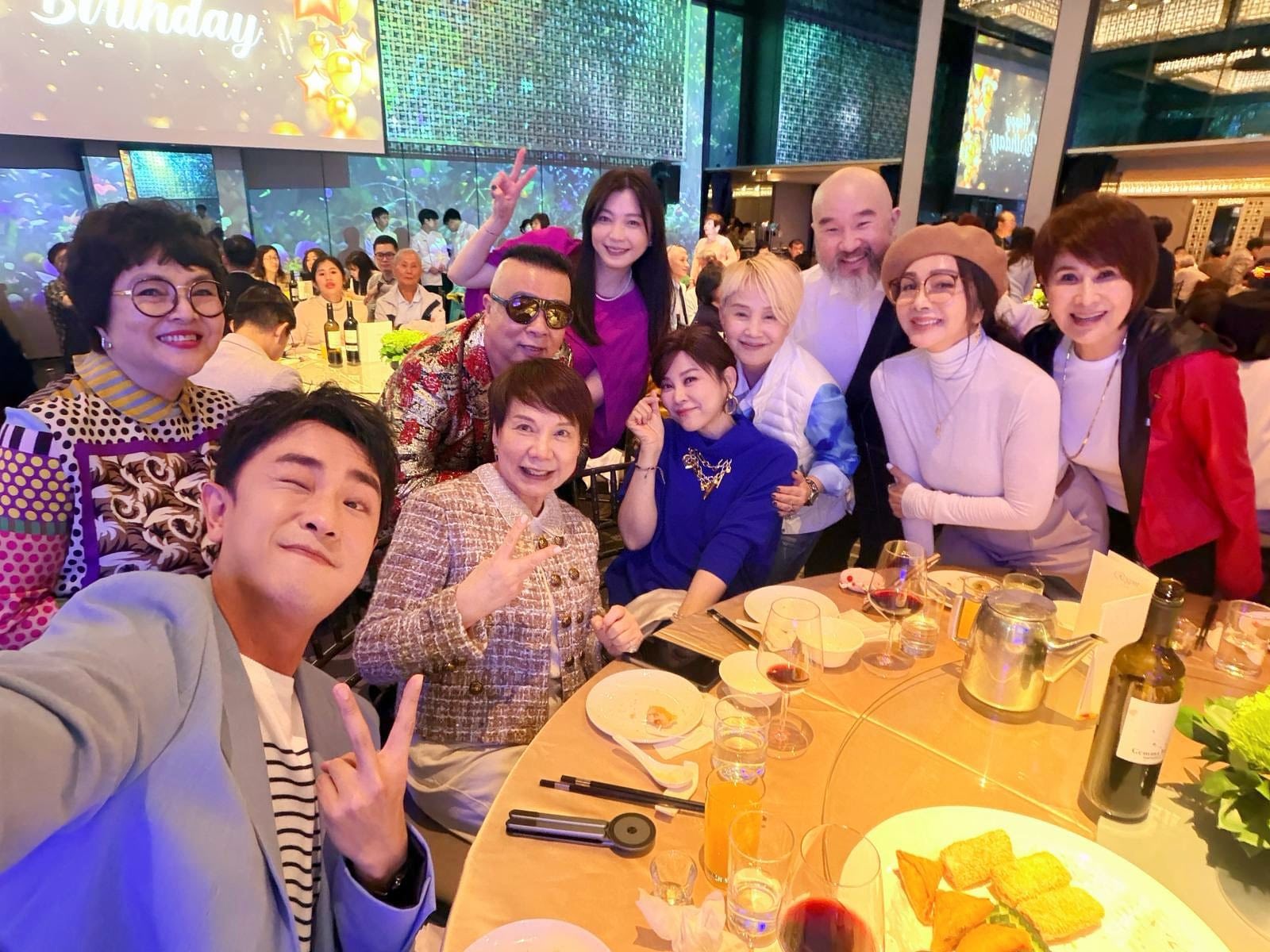 辛龍參加好友的生日趴。（圖／翻攝自陳美鳳 MeiFen臉書）