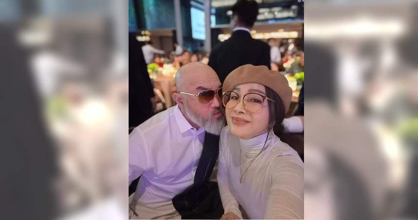 辛龍與陳美鳳貼臉自拍。（圖／翻攝自陳美鳳 MeiFen臉書）