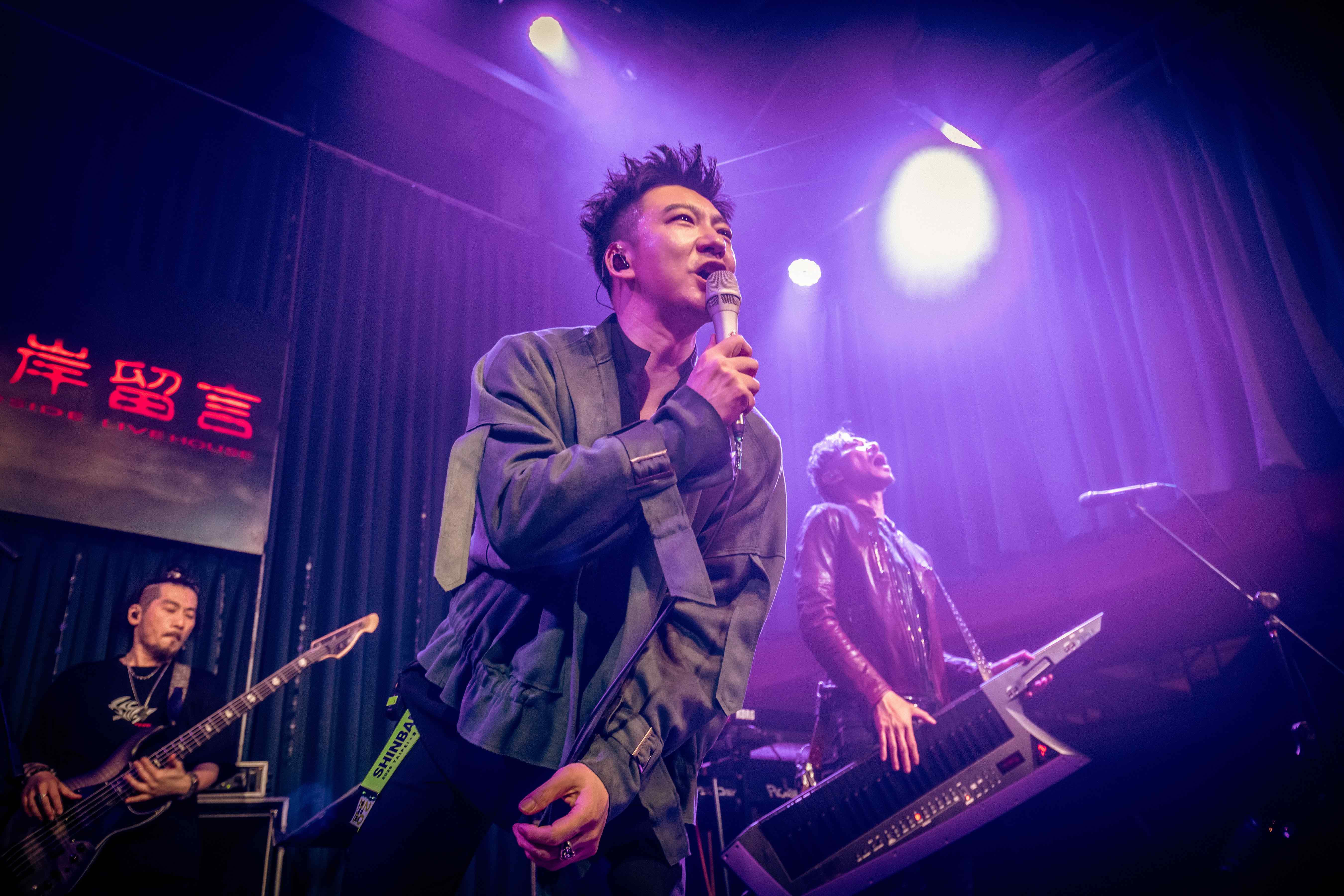 信樂團成員們在舞台上面對老粉感動不已。(圖/信世紀音樂提供)