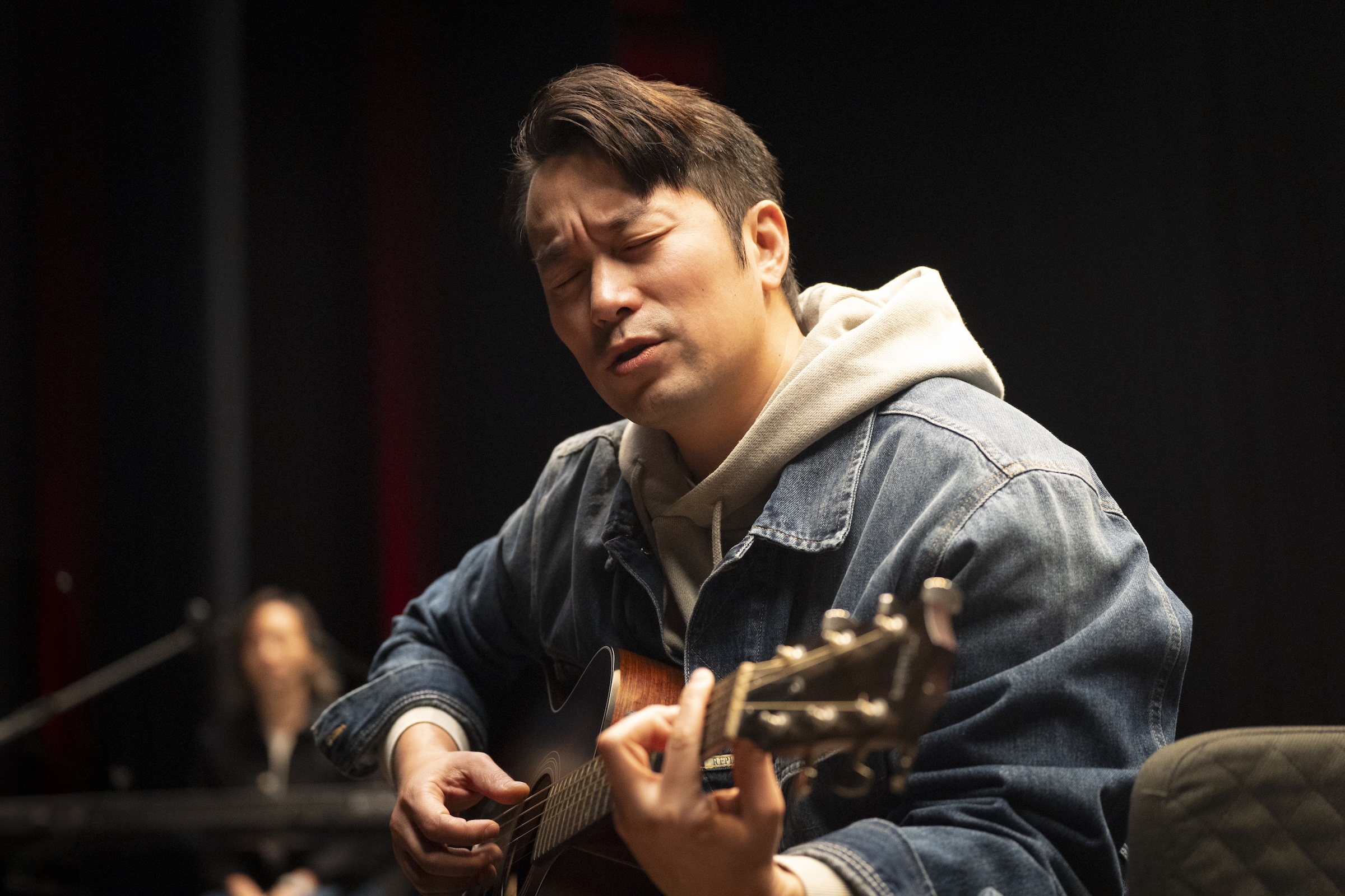 張孝全在《欠妳的那場婚禮》飾演過氣歌手。（圖／公視提供）