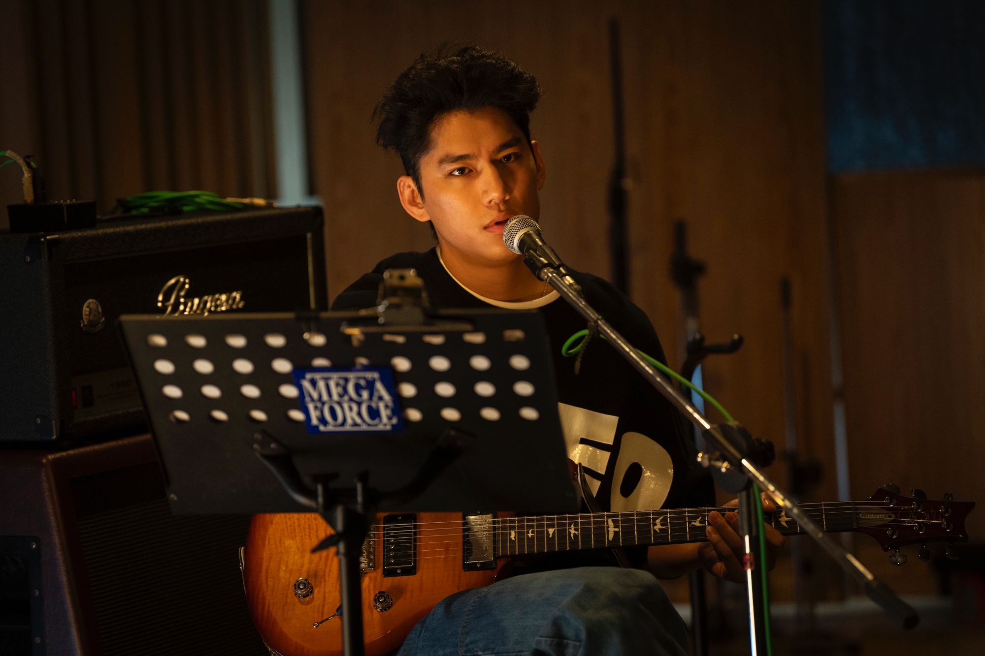 朱軒洋為演出《欠妳的那場婚禮》苦練吉他。（圖／公視提供）