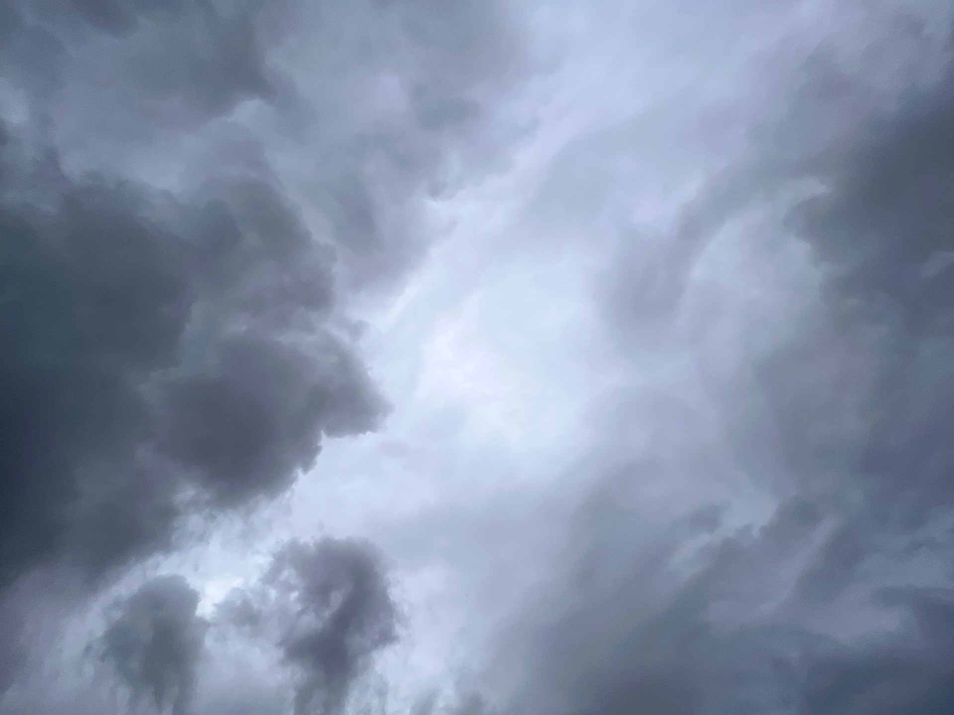 今天晚起鋒面接近，明天東北季風增強，北部及東部稍轉涼，且有局部短暫陣雨。（示意圖／翻攝自pixabay）