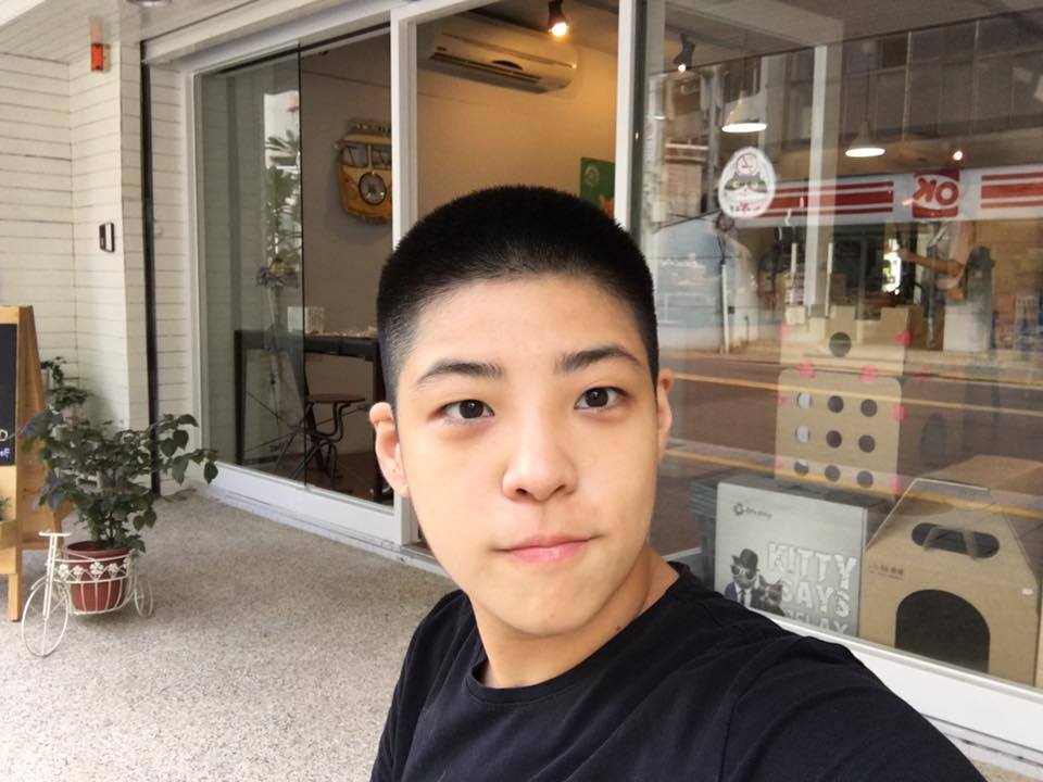 歌手戴安娜自《超級星光大道2》出道,目前改名「TYLER泰勒」亮相。(圖/翻攝自臉書)