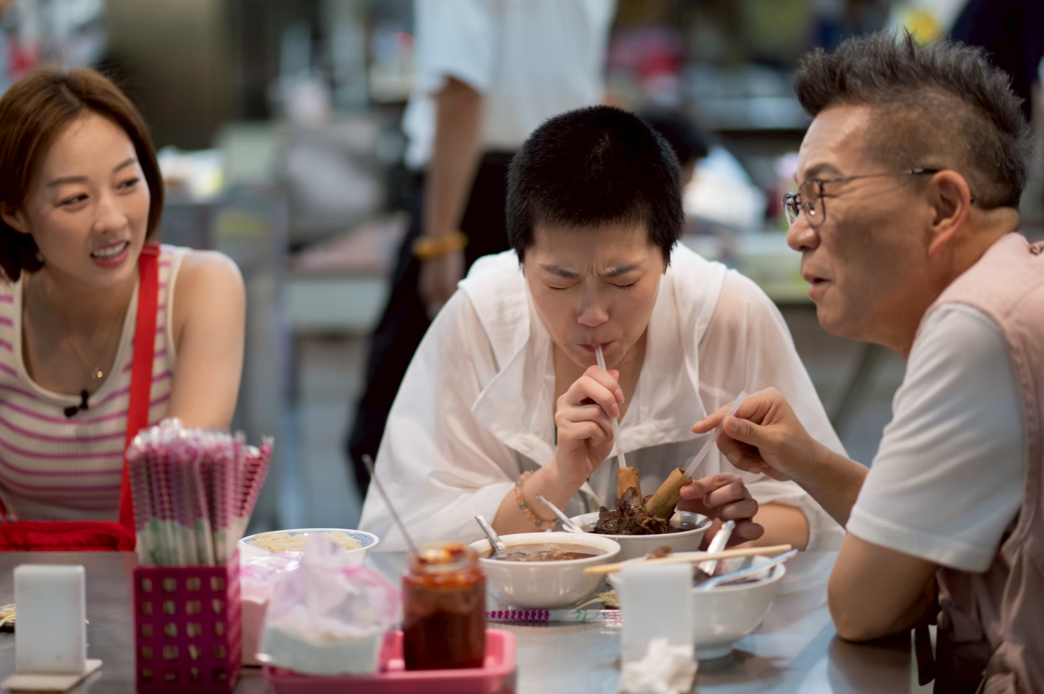 曹雅雯（中）帶沈玉琳、阿喜吸大骨。（圖／公視台語台提供）