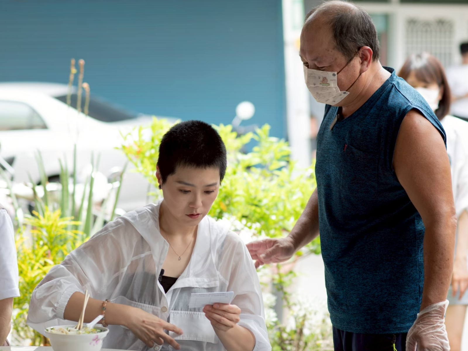 曹雅雯（左）被鄉親感動。（圖／公視台語台提供）