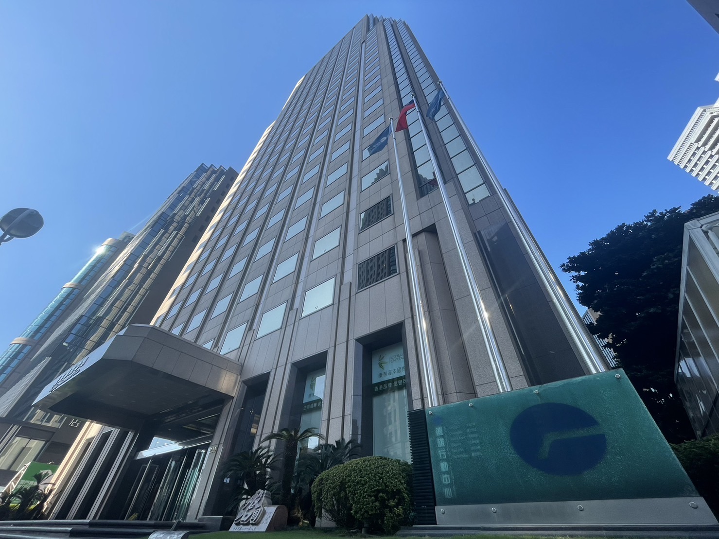 遠雄國際中心為落成逾30年之建築,經優化轉型後,首度取得國際綠建築LEED黃金級認證,並於3月27日由美國綠建築協會(USGBC)授贈獎項。(圖/遠雄集團提供)