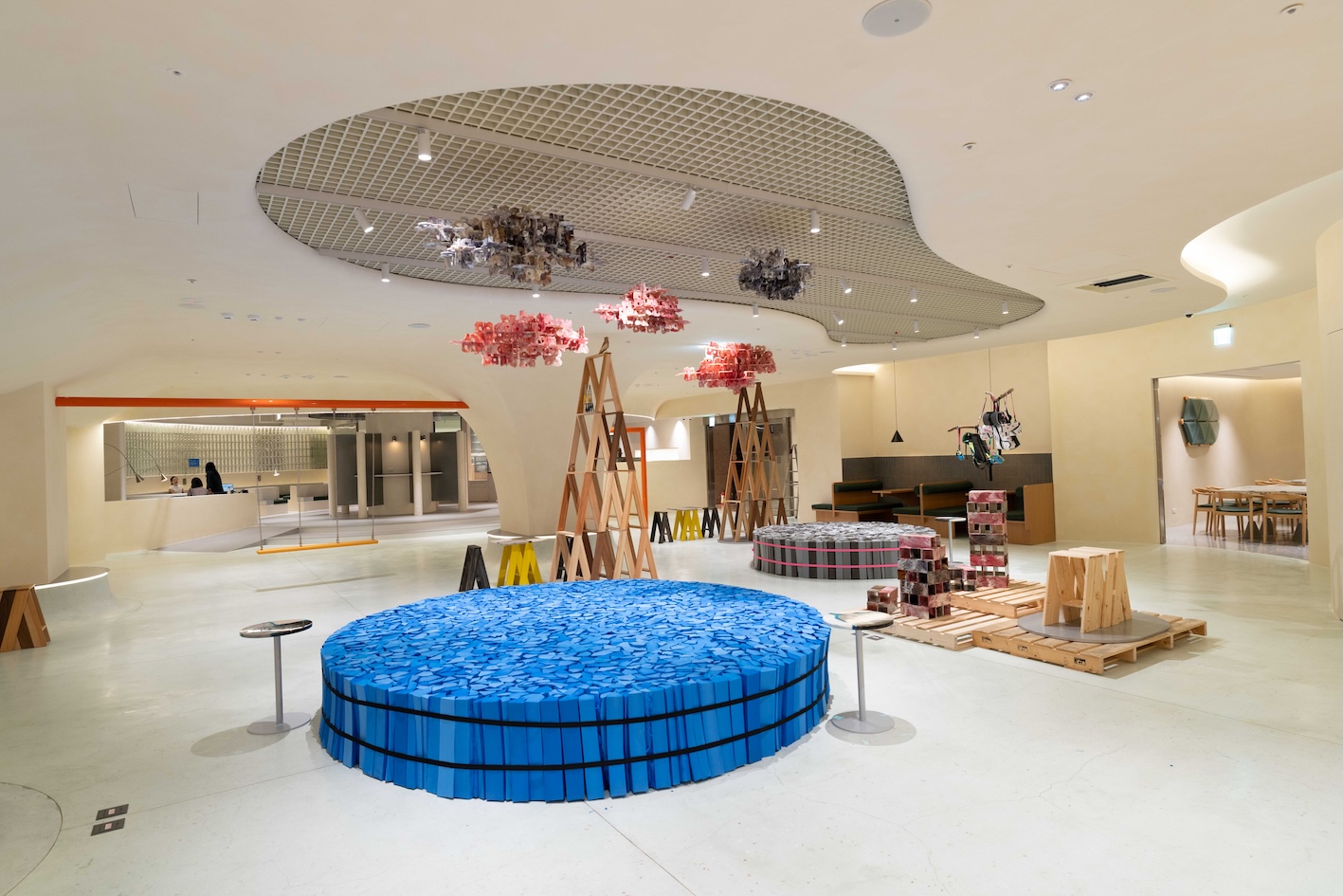 場域導入再生材料與藝術裝置,融合創意與永續思維,打造兼具展示與互動的多元體驗空間,於2026年3月榮獲iF設計大獎。(圖/遠雄集團提供)