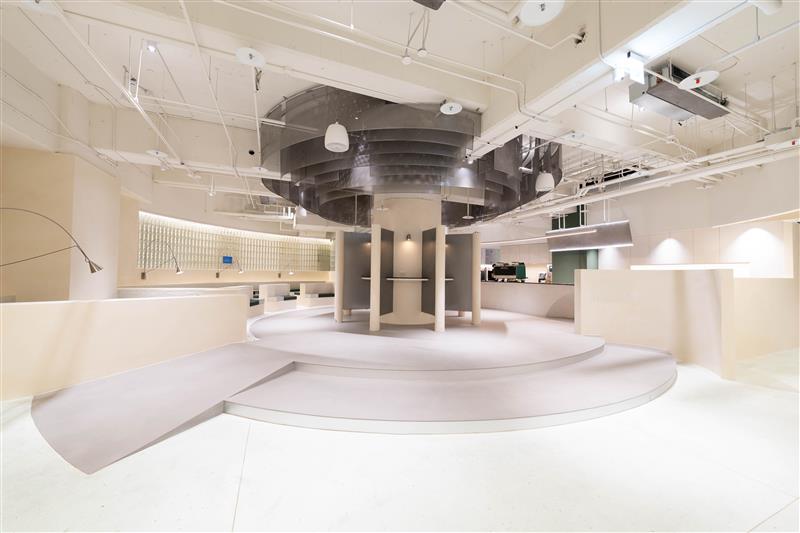 台北市信義區總部地下一樓全新公共場域「BEONE未來共生基地」,由舊有SPA與健身俱樂部改造而成,延續既有設施與材質,透過低介入設計展現循環再生理念。(圖/遠雄集團提供)