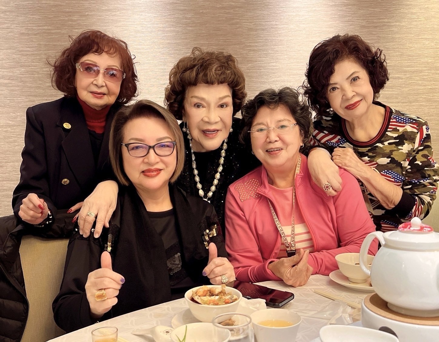 白蝶（後排右）離世，生前與周遊（後中）前排張敏、王滿嬌、已故敏芳聚會開心合影。（圖／李朝永提供）