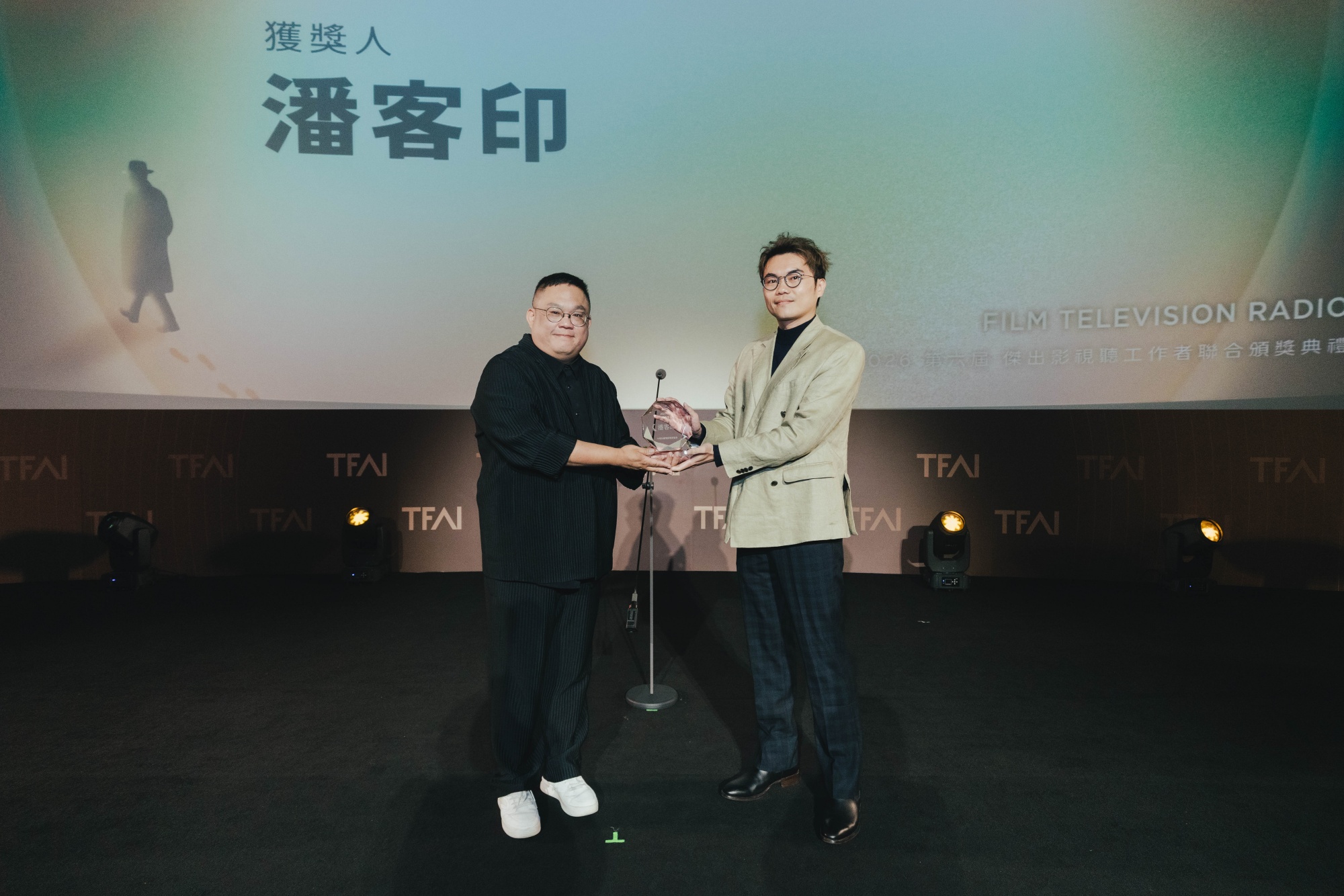 《陽光女子合唱團》的林孝謙導演(左)將「最佳新導演獎」頒給潘客印。(圖/國家影視聽中心提供)