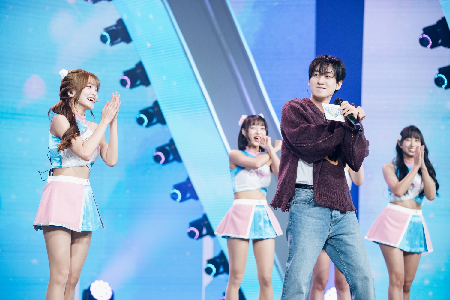 緯來原創《宇宙啦啦隊》MC銀赫也來挑戰經典的「32撞」。（圖／緯來電視網提供）