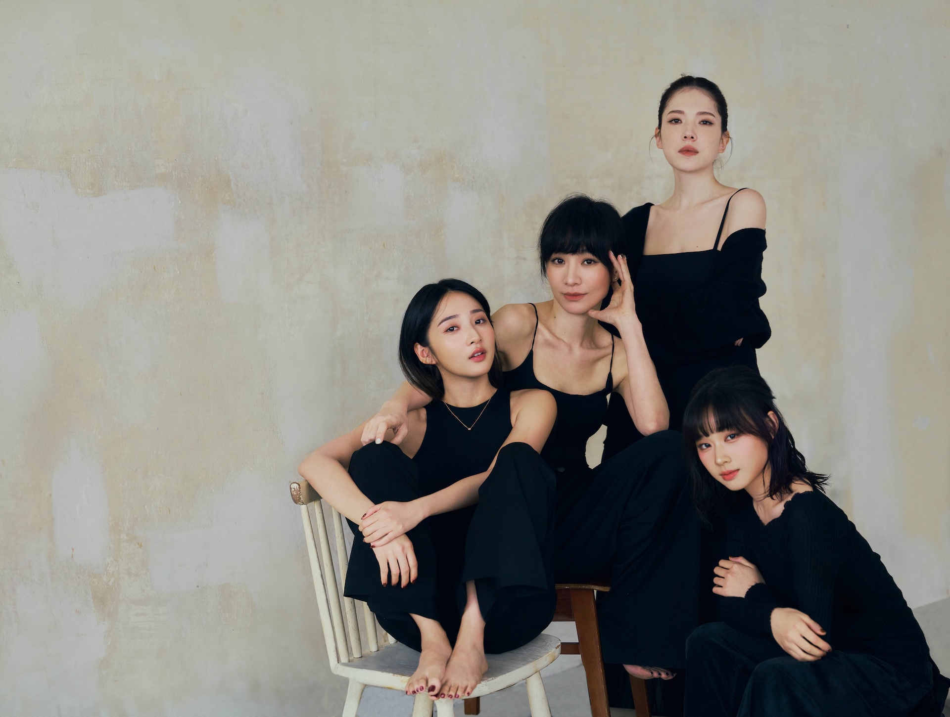 許瑋甯(右二)簽下李沐(左起)、陽靚、湯詠絮。(圖/時間軸製作所提供)