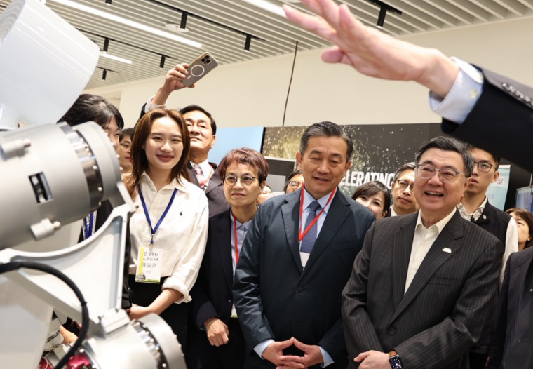 行政院長卓榮泰與與會貴賓觀摩機器人應用展示，展現AI技術跨域整合成果。（圖／台南市府提供）