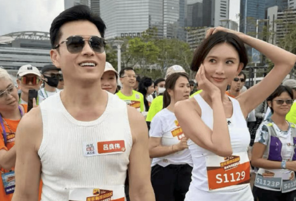 71歲呂良偉生理年齡僅39歲，和51歲林志玲站在一起無違和。（圖／翻攝微博）