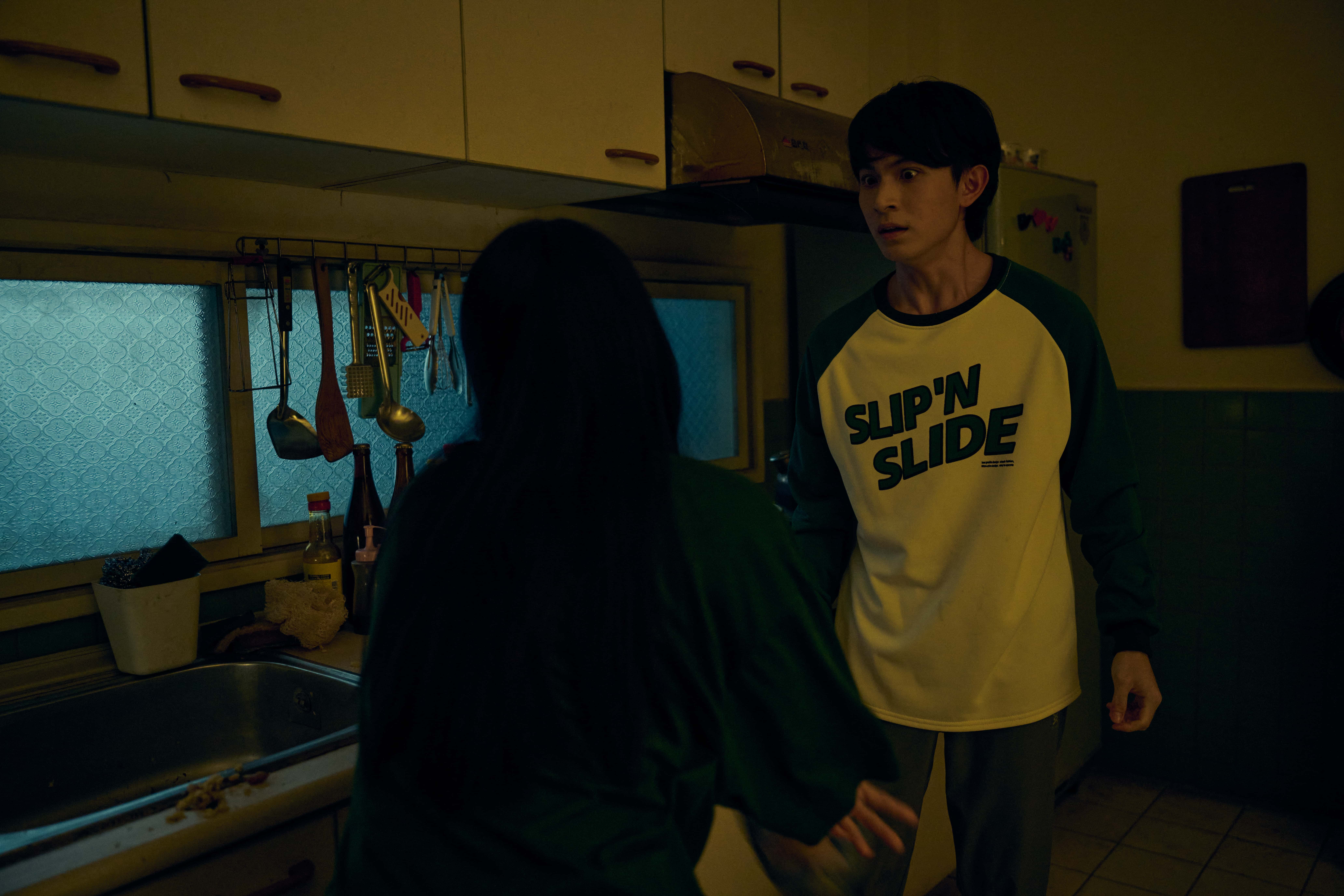 林暉閔在《祭弒》與數十隻蟑螂近距離對戲。（圖／威視提供）