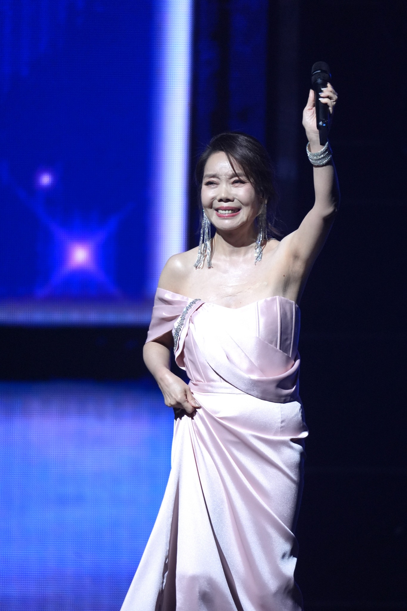 辛曉琪禮服典雅、露出雙肩。(圖/記者陳明中攝)