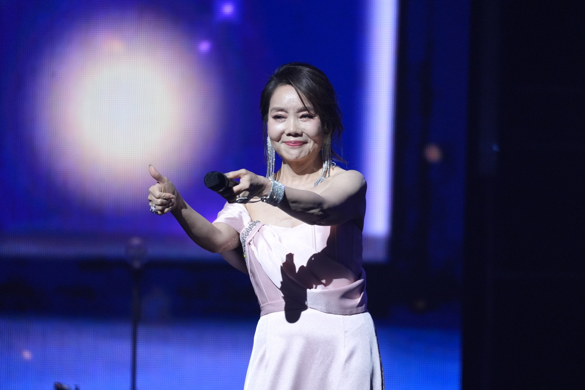 辛曉琪與歌迷合唱。(圖/記者陳明中攝)