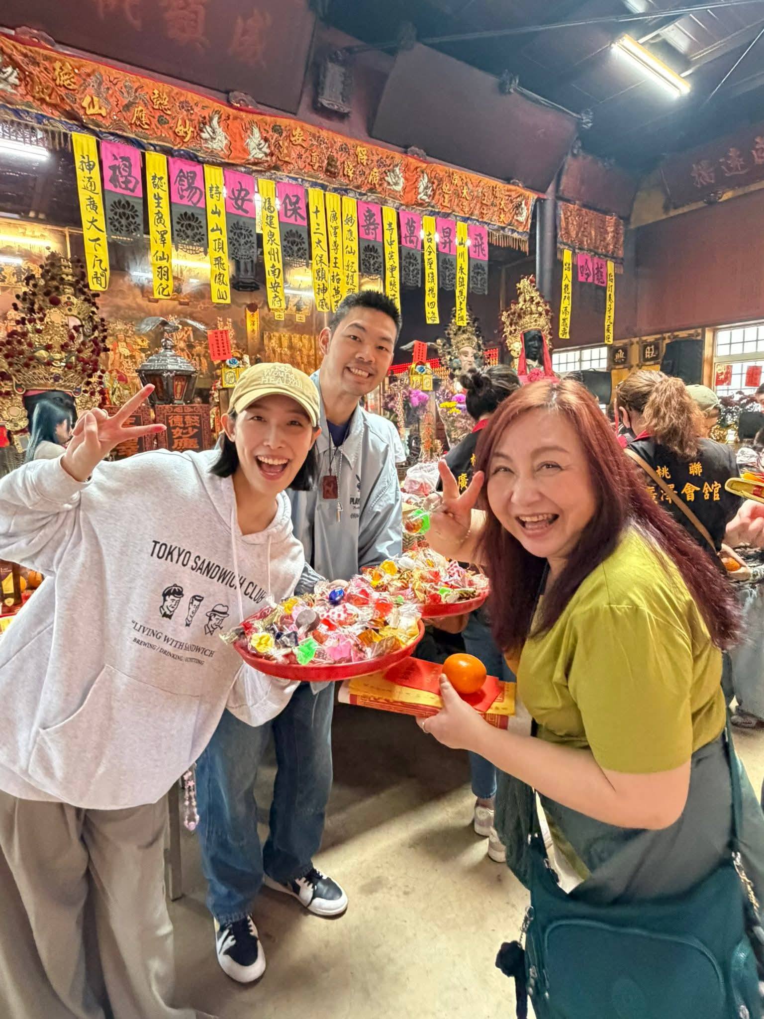 陳大天和劉樸被直擊去宮廟拜拜,以及參加江蕙演唱會。(圖/翻攝自鄭 怡 Yvonne臉書)