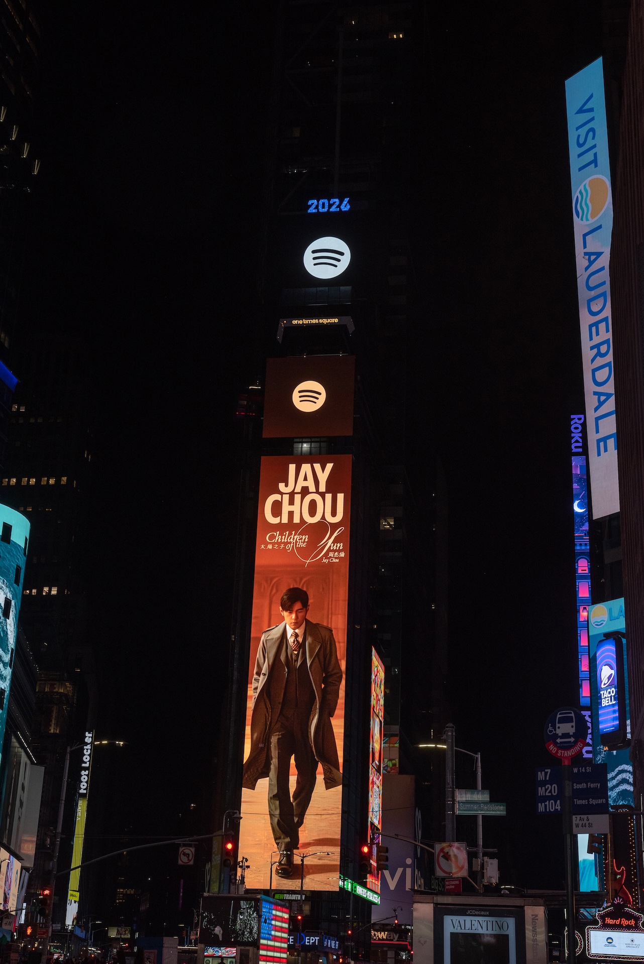 紐約時代廣場有周杰倫看板。（圖／杰威爾提供）