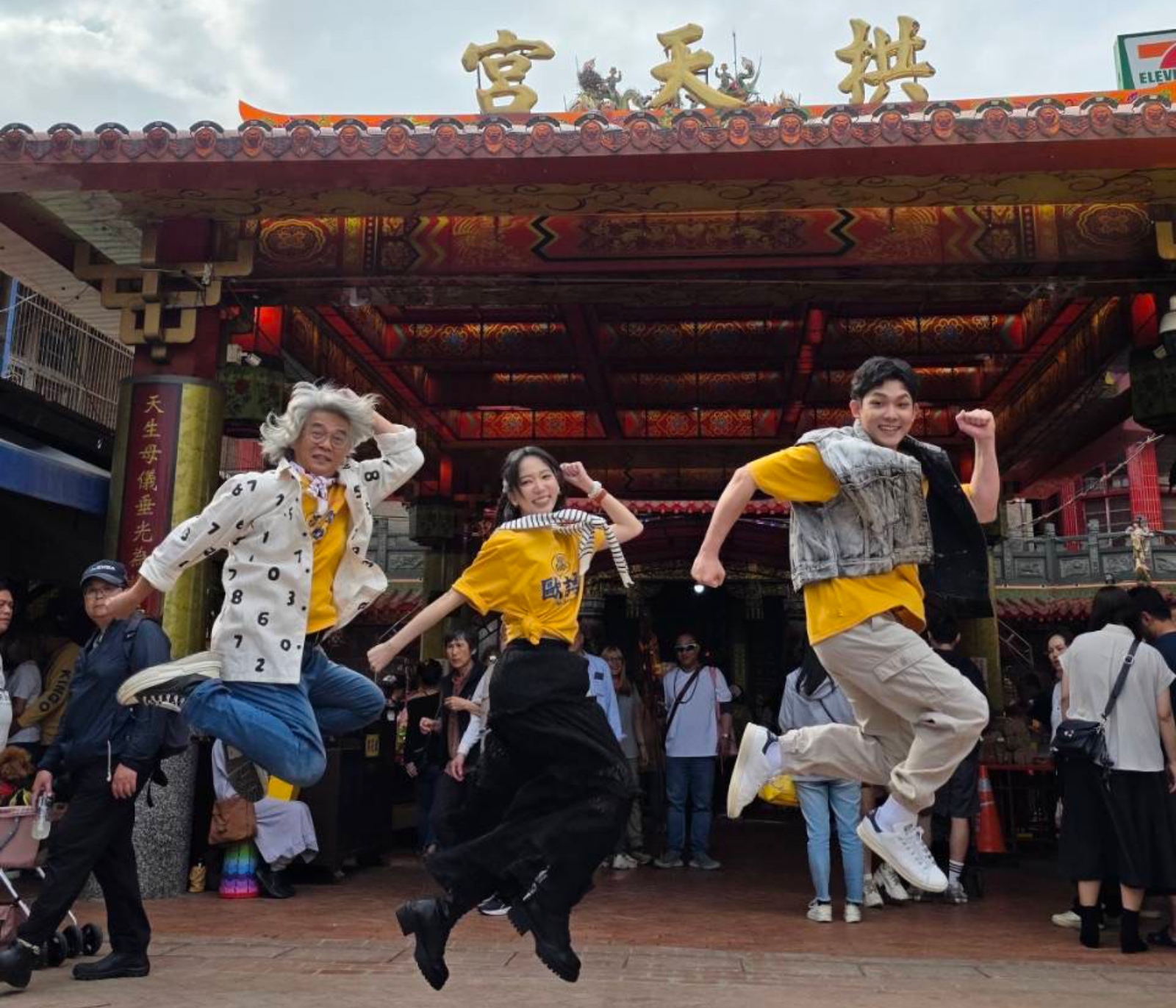 《NO GOOD！歐吉桑》導演張清峰（前排右）、演員方甯（前排中）、林毓家（前排左）在苗栗白沙屯拱天宮。（圖／萬騰文化創意提供）