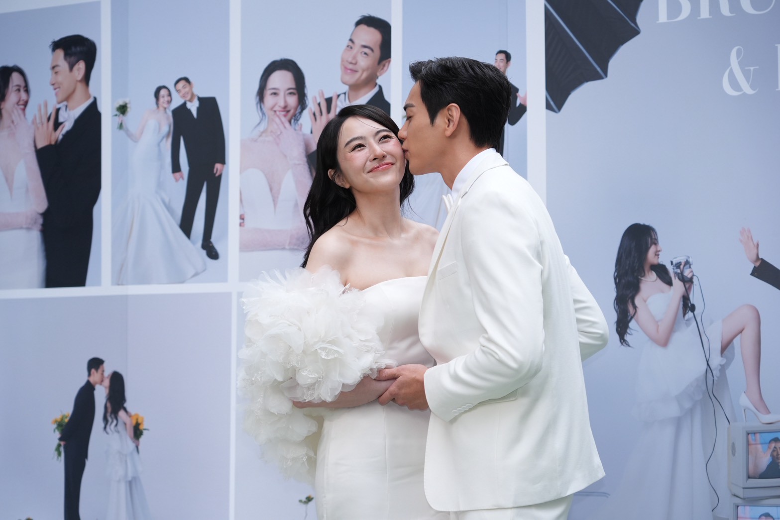 吳品潔一開始相當害羞,只准老公禾浩辰親臉頰,畫面甜美。(圖/記者許方正攝)