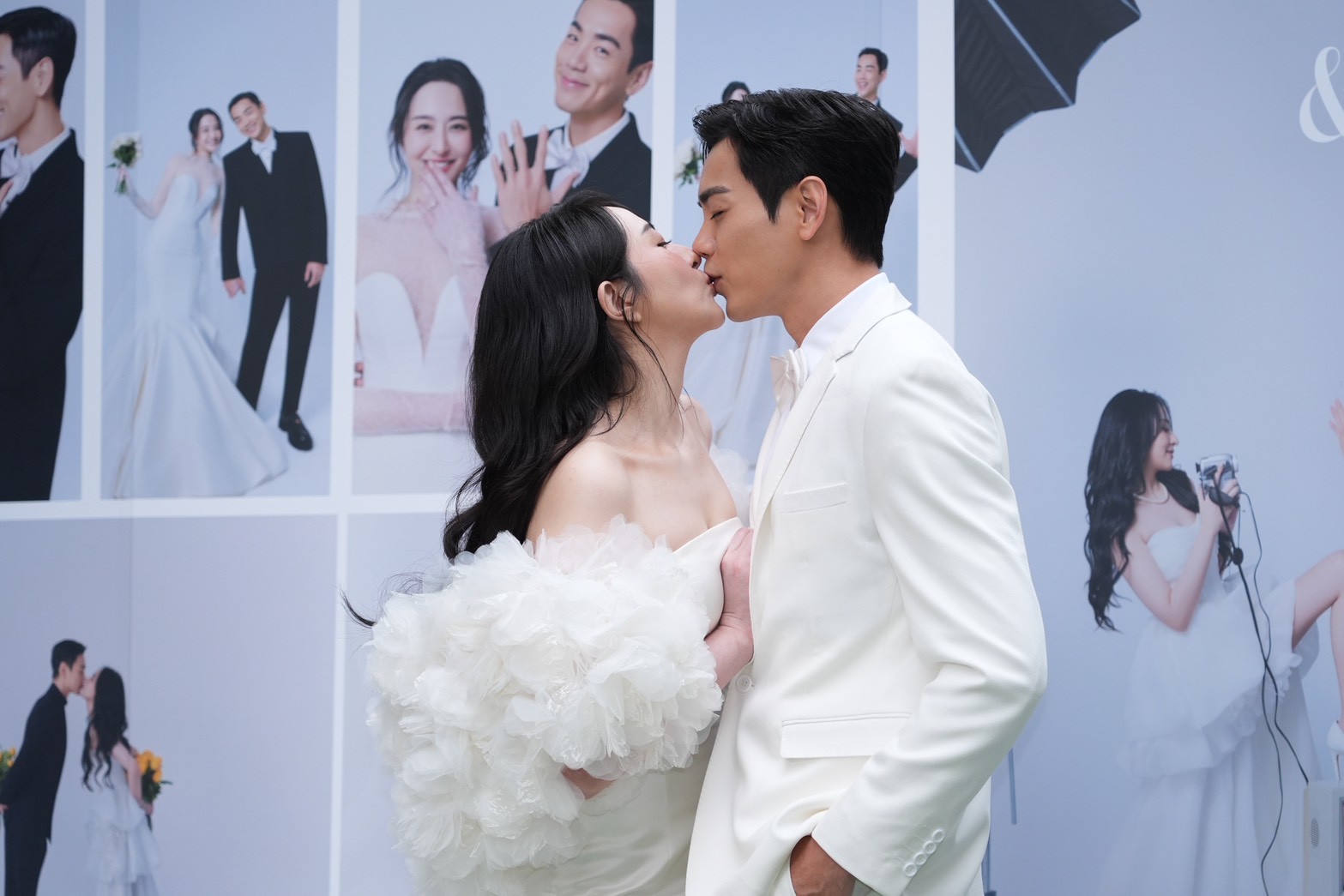 禾浩辰與老婆吳品潔補辦婚禮,兩人甜蜜的線上愛的親親超甜蜜。(圖/記者許方正攝)