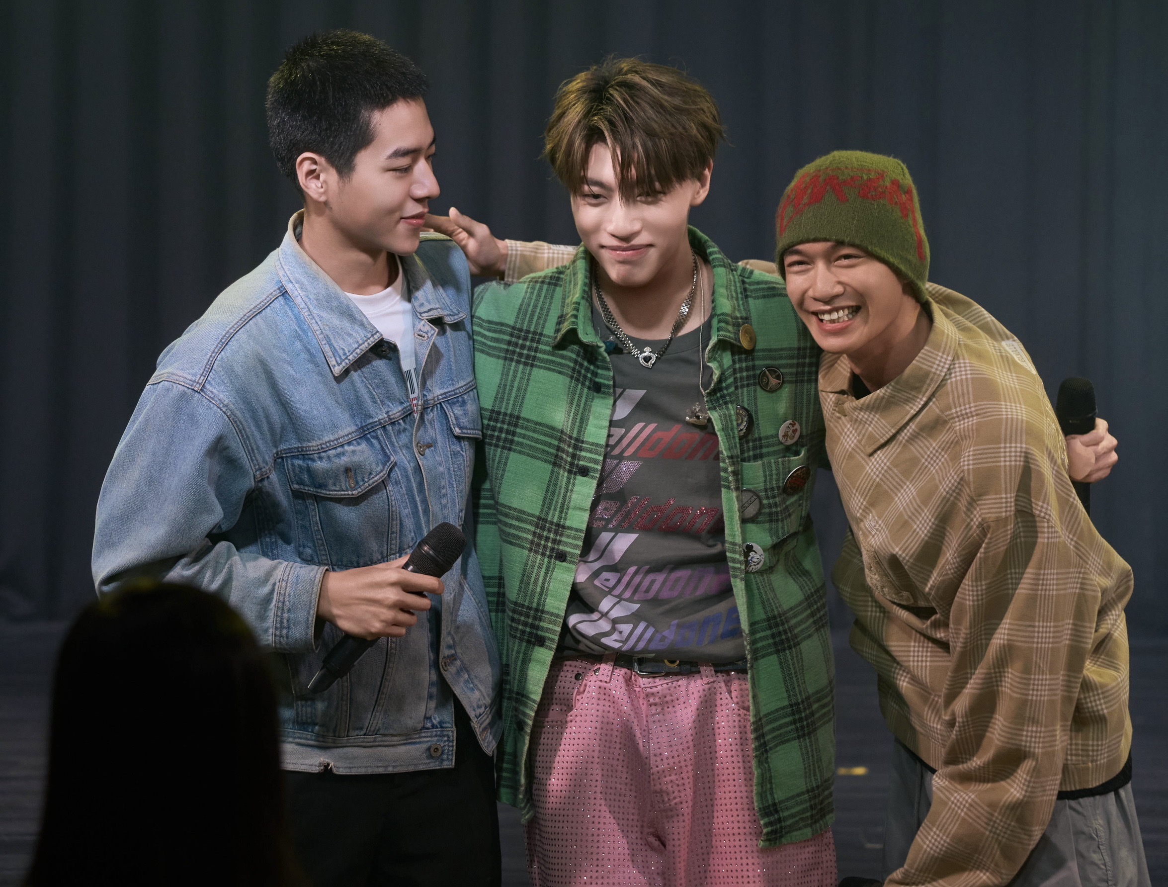 服役中的子翔與佳辰悄悄入座觀看，讓黃文廷驚訝又開心。（圖／索尼提供）