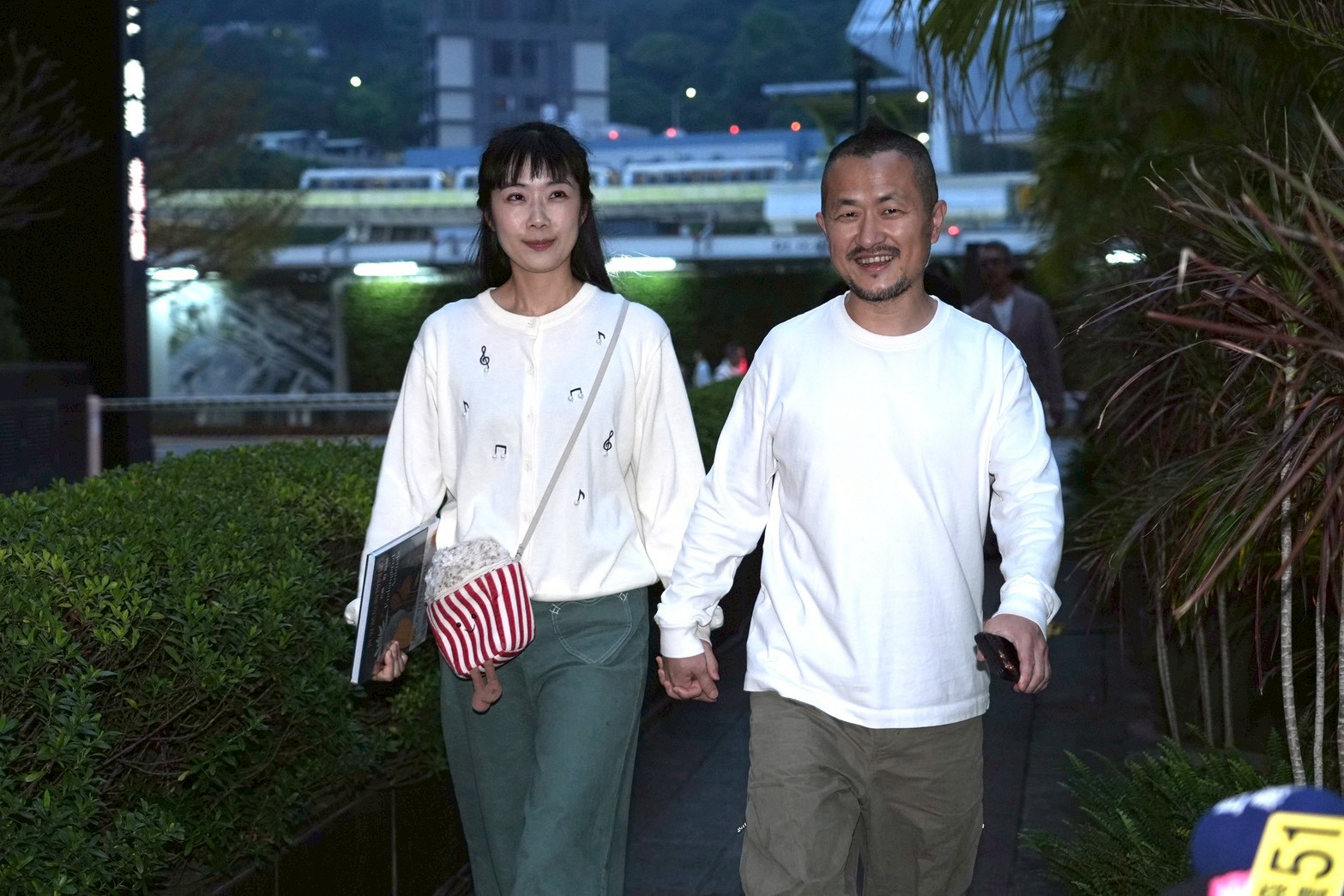 導演九把刀帶著老婆周亭羽一同出席婚禮,兩人穿了情侶白上衣。(圖/記者許方正攝)