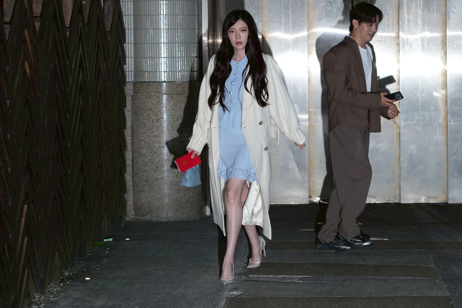 郭雪芙穿著藍色小洋裝出席婚禮。(圖/記者許方正攝)