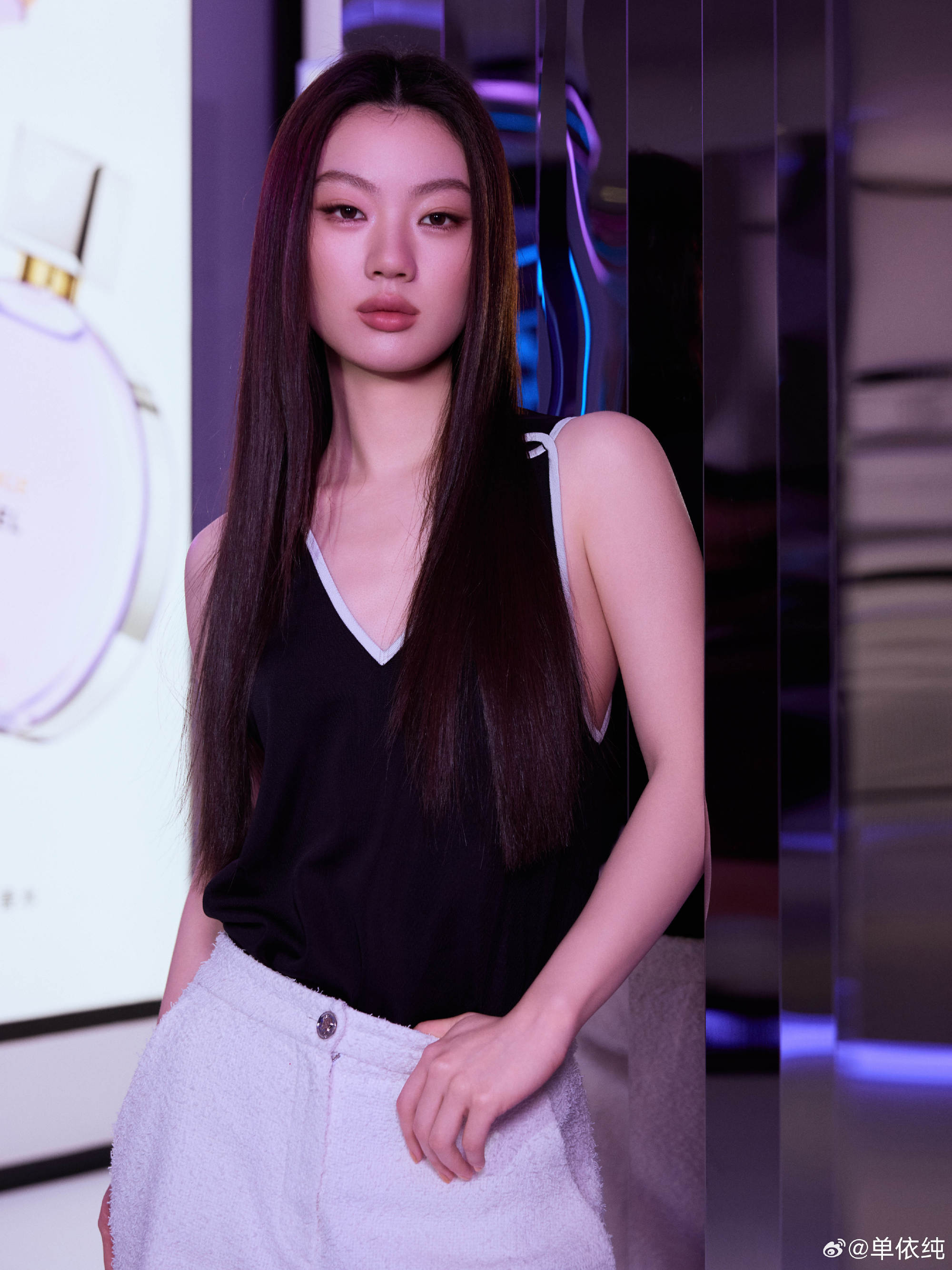 單依純去年在《歌手2025》舞台上，改編演唱李榮浩歌曲〈李白〉，引發話題。（圖／翻攝自單依純微博）