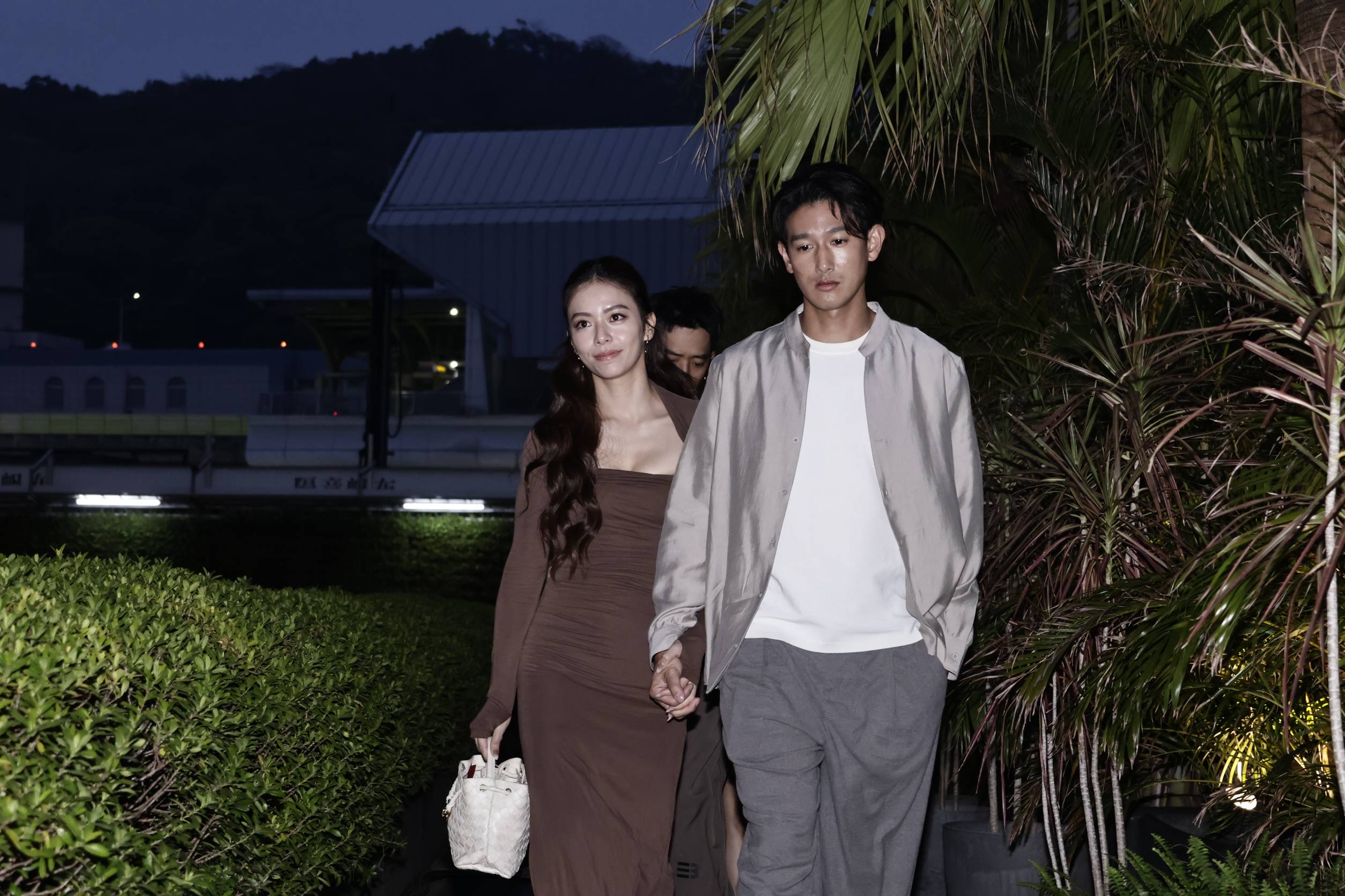 宋芸樺與圈外男友穩定交往多年,難得一起現身,還十指緊扣放閃好甜蜜。(圖/記者許方正攝)