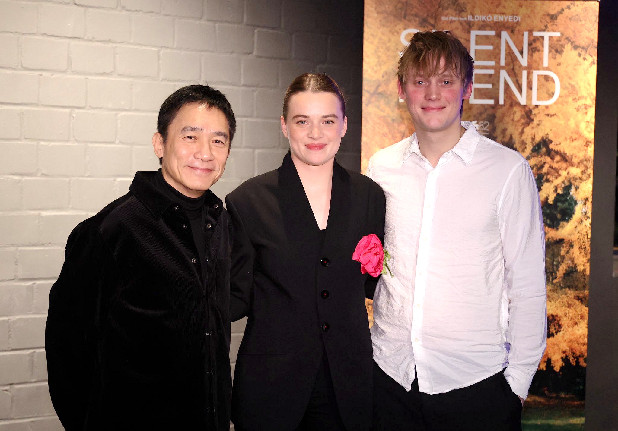 露娜維德勒(中)與梁朝偉日前出席《你是不會當樹嗎》德國首映會,卻遺憾兩人片中無對手戲;右為另一男主角恩佐布魯姆(Enzo Brumm)。(圖/海鵬影業提供)