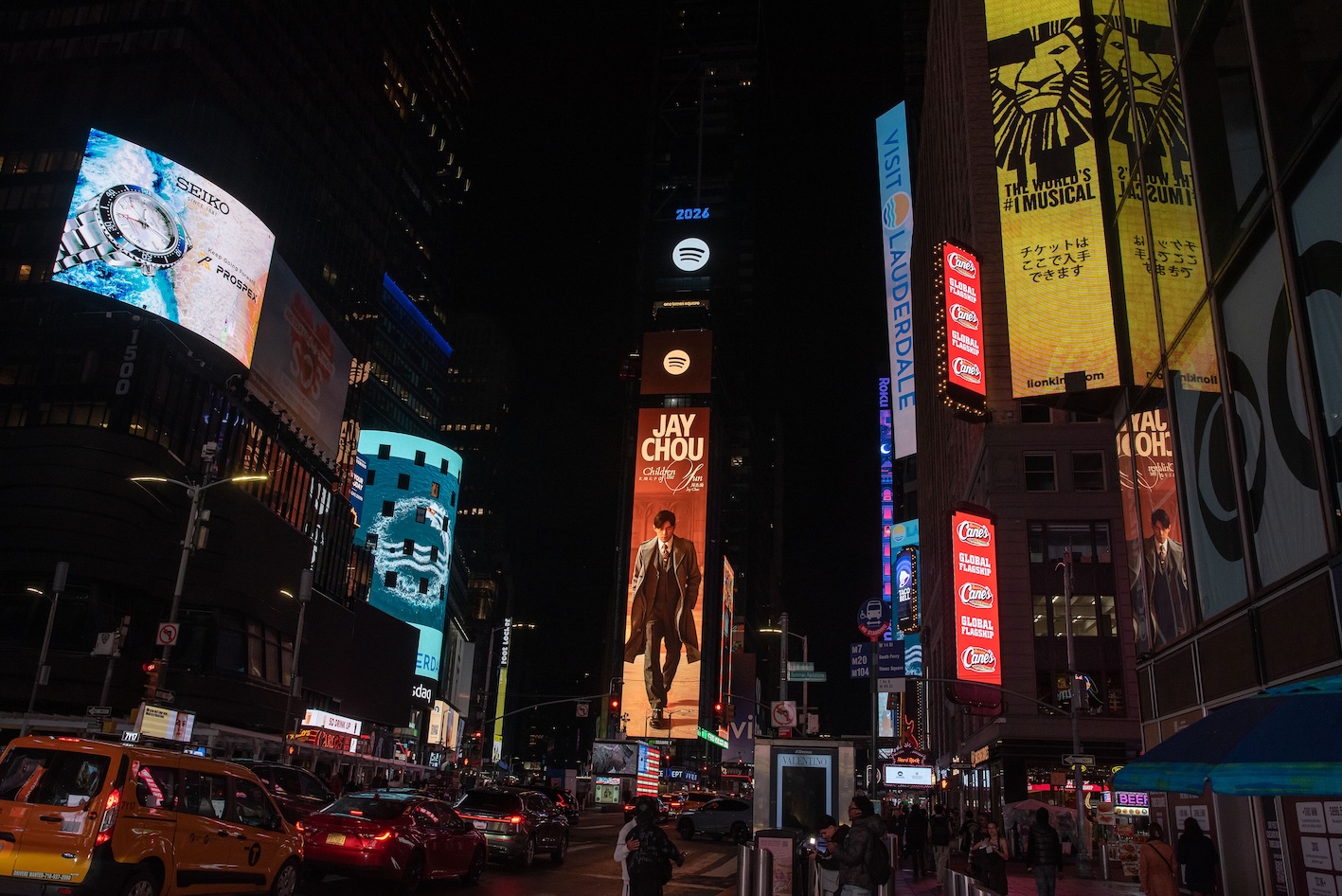 天王周杰倫近日推出全新專輯《太陽之子》，霸氣登上美國紐約時代廣場的巨幕看板。（圖／杰威爾提供）