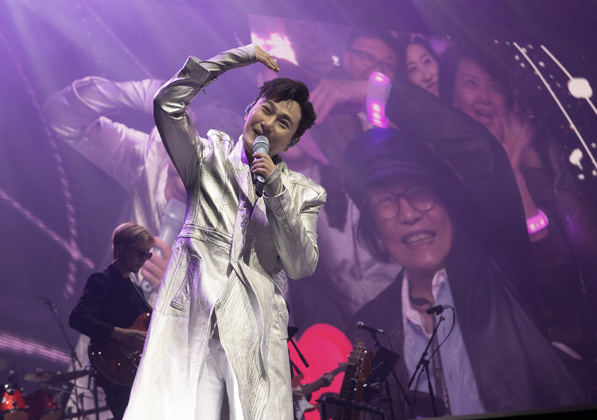 張信哲演唱會上與張媽媽隔空比愛心相當可愛。(圖/潮水音樂提供)