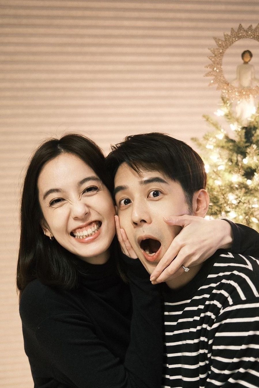 胡宇威與陳庭妮同時在社群甜曬婚戒相擁合照。(圖/摘自IG)