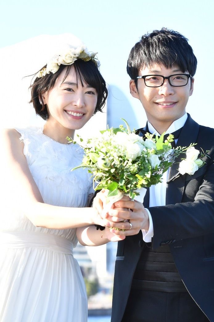 新垣結衣與星野源在《月薪嬌妻》拍的婚紗劇照。(圖/摘自推特)