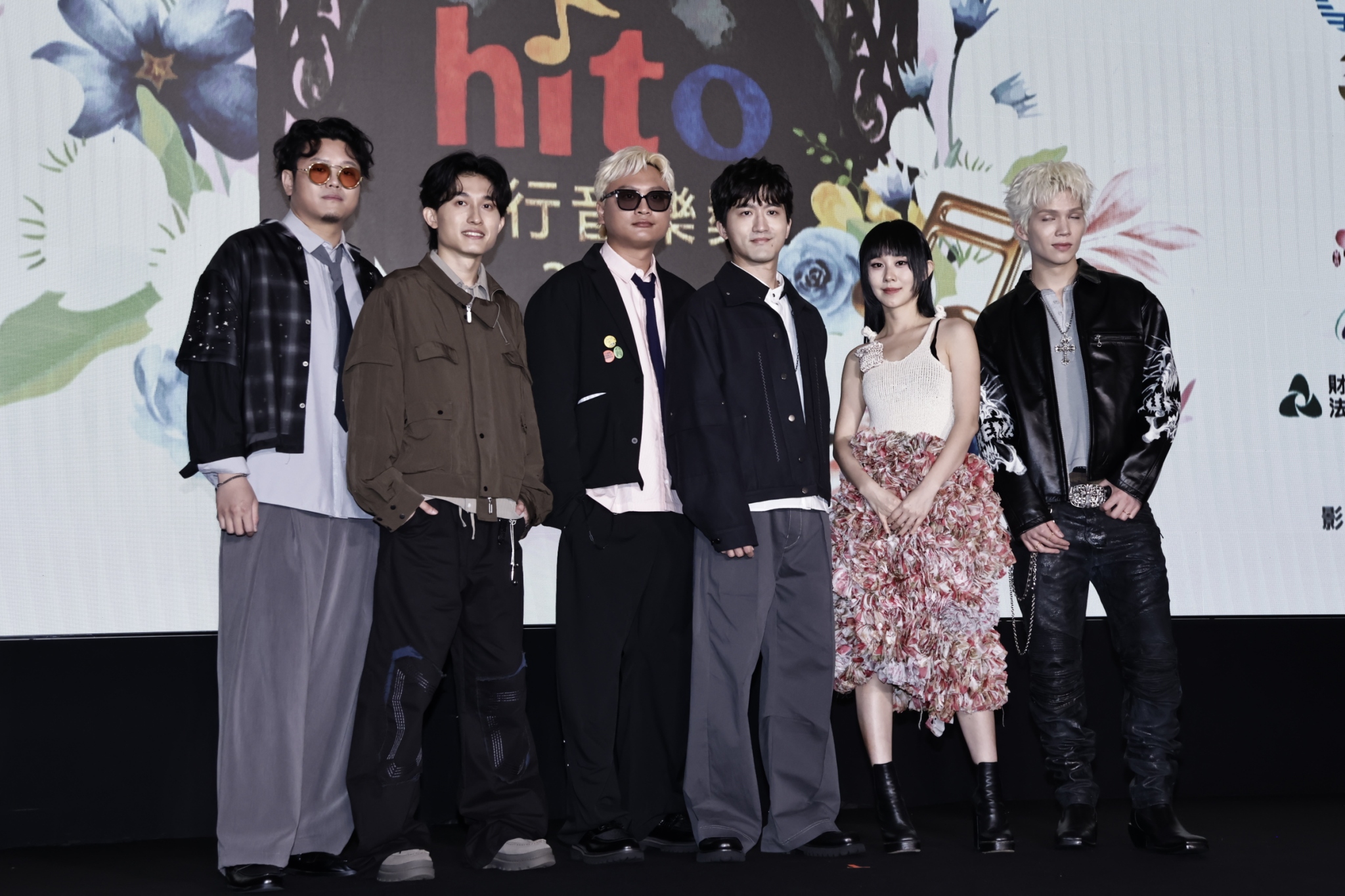 藝術巨匠傑夫昆斯Jeff Koons與「氣球狗」限定玻璃瓶身合影。(圖/evian提供)