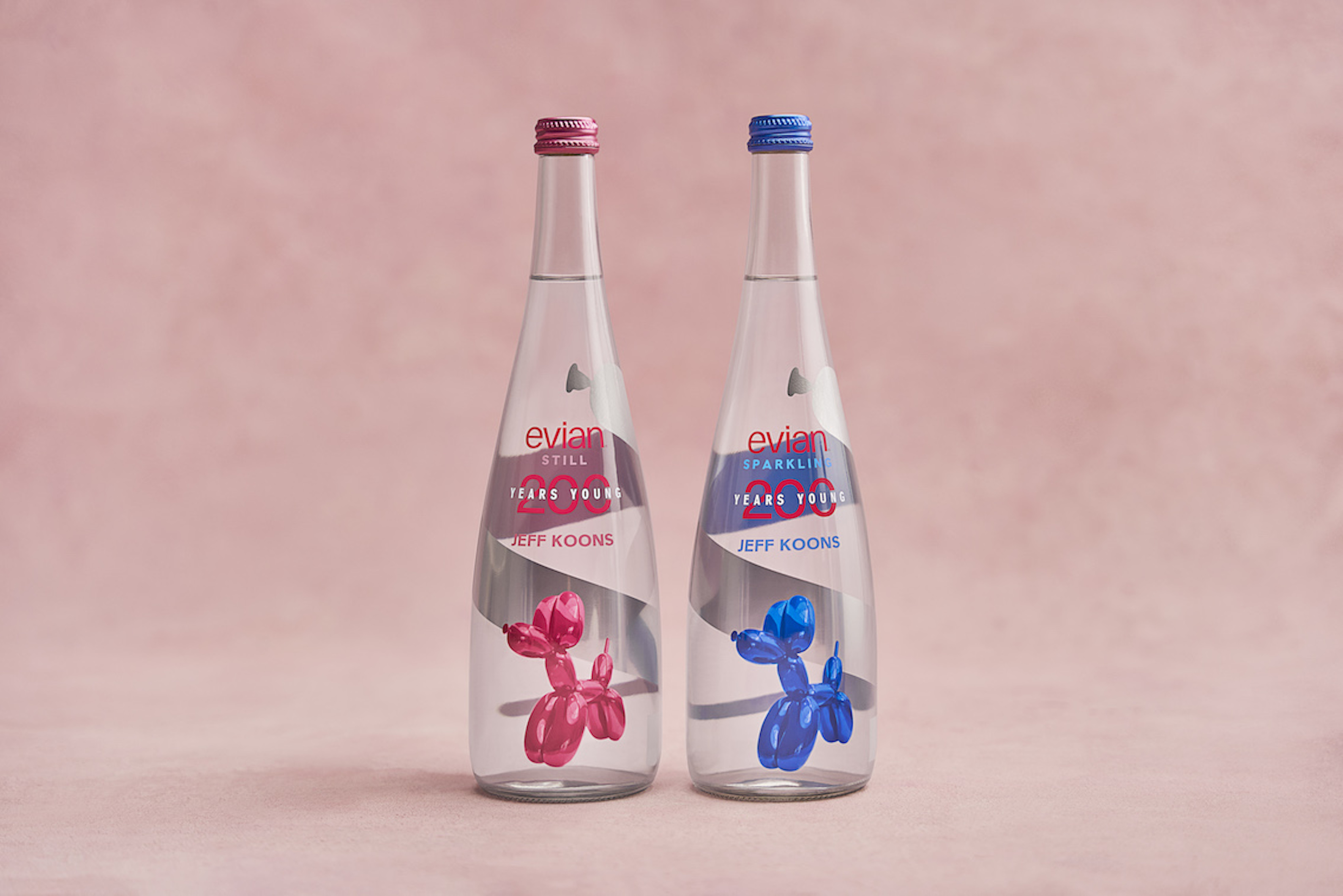 evian歡慶200週年攜手傑夫昆斯Jeff Koons設計「氣球狗」限定玻璃瓶身。(圖/evian提供)