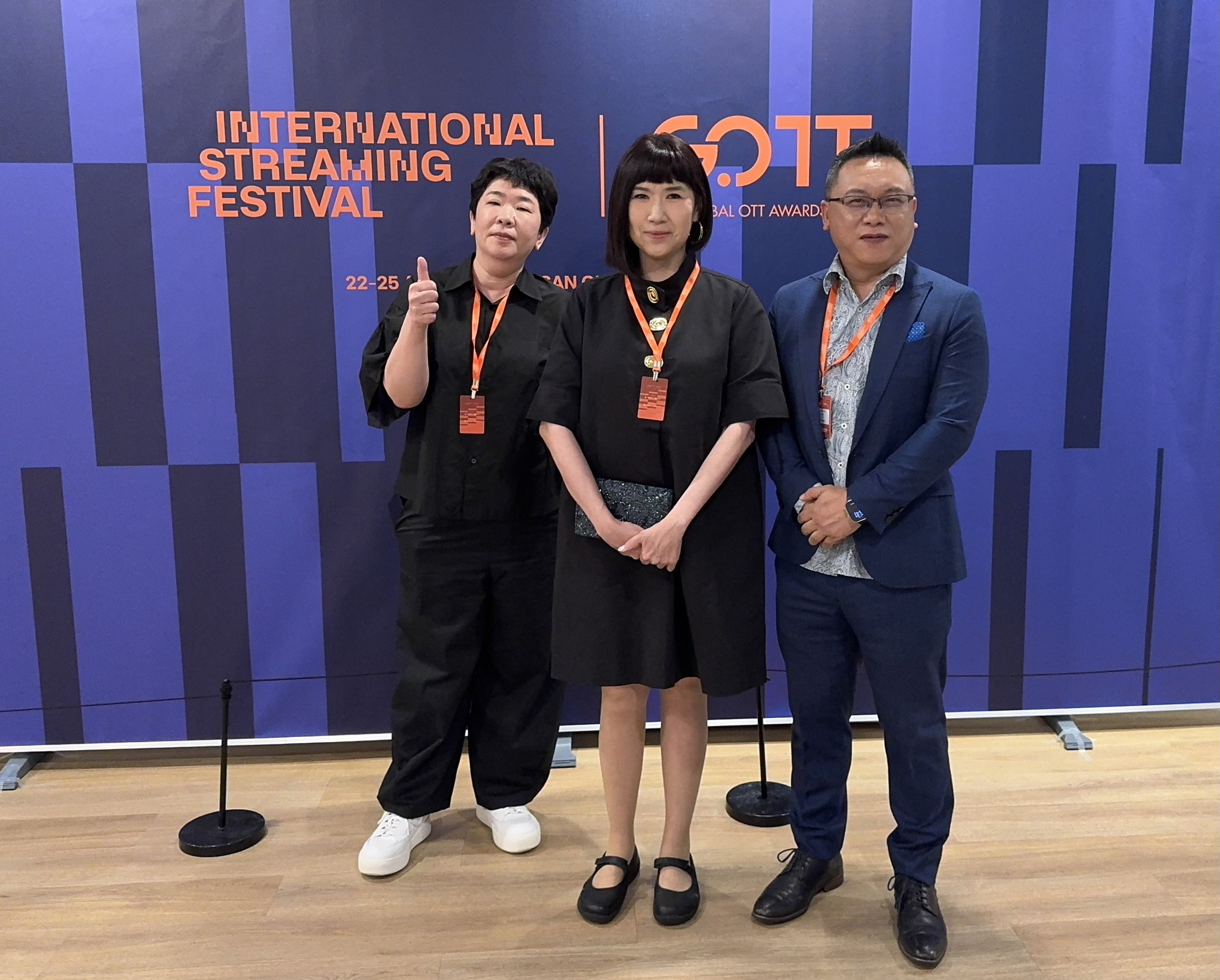 張世嫺頂著假髮,出席釜山全球OTT獎頒獎典禮。(圖/翻攝自The Outlaw Doctor 化外之醫臉書)