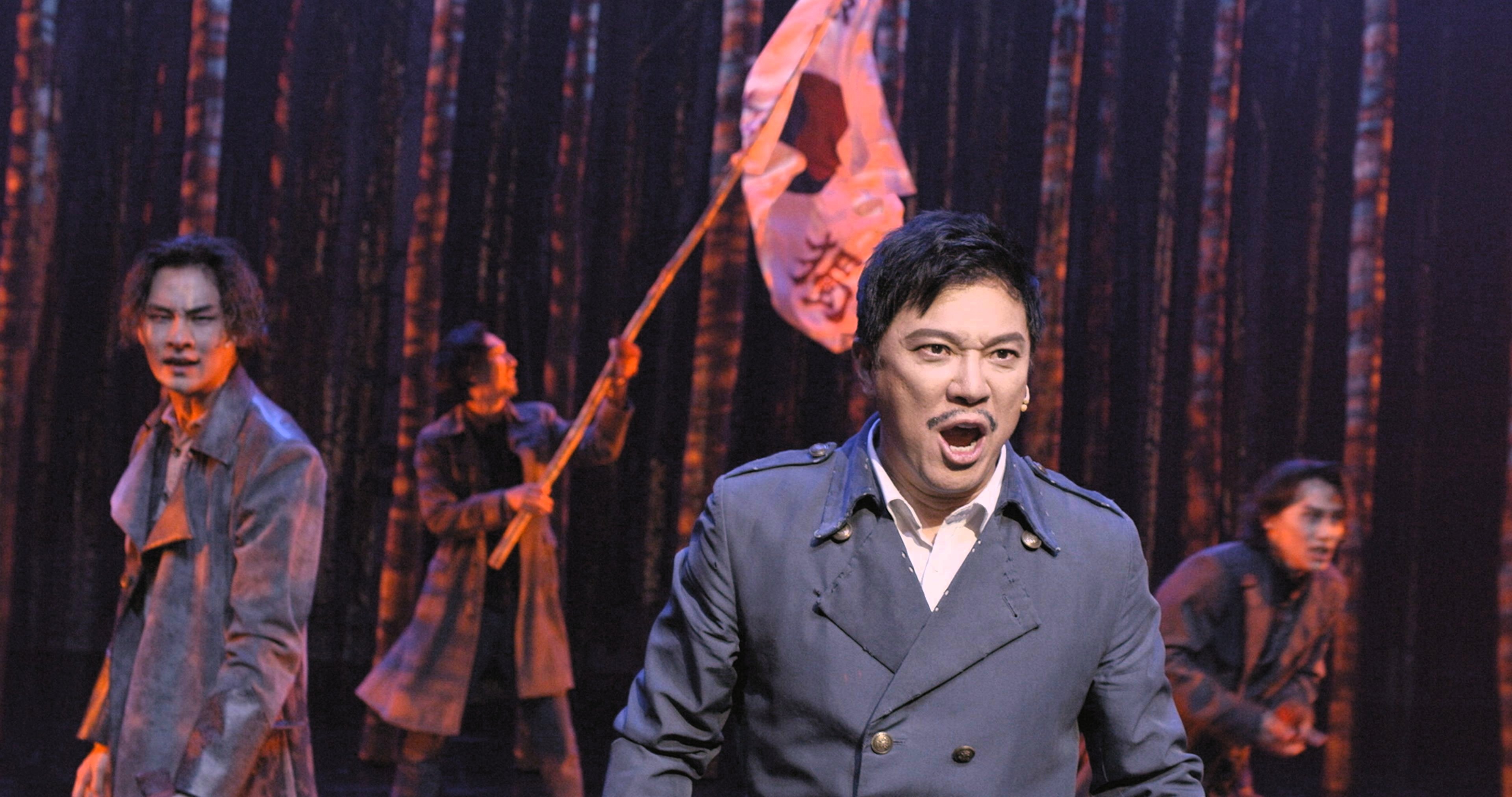 《英雄:旗艦版》由資深音樂劇演員鄭成華(前)主演。(圖/甲上提供)