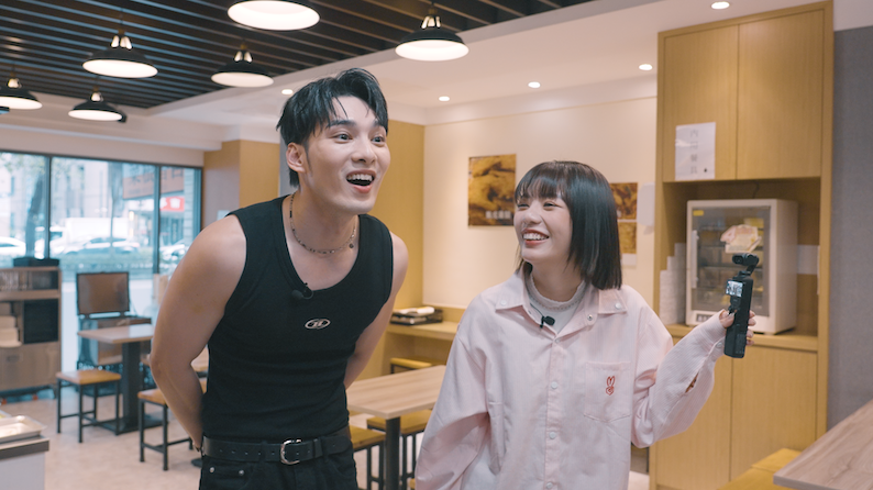 木木（右）和黃偉晉去自助餐店打工，（圖／華研國際提供）